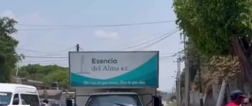 Camión de Esencia del Alma que lleva alimentos a las colonias.